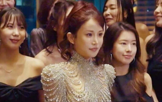 【写真・画像】「入会金76万円」29歳カリスマ経営者美女のオンラインサロンに集まる女性経営者たちとその目的「愛を与えてくださる」　1枚目