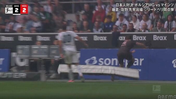 「こんなの退場だろ！」超危険！“まさかの危険行為”にブーイングの嵐「マジでいらない」相手を突き飛ばす→ピッチ脇のサイネージに激突 4枚目