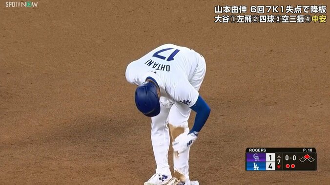 大谷翔平、一瞬見せた「いてて…」な顔 ド迫力走塁の後にすねを擦りむいた？思わず手でスリスリの一コマ