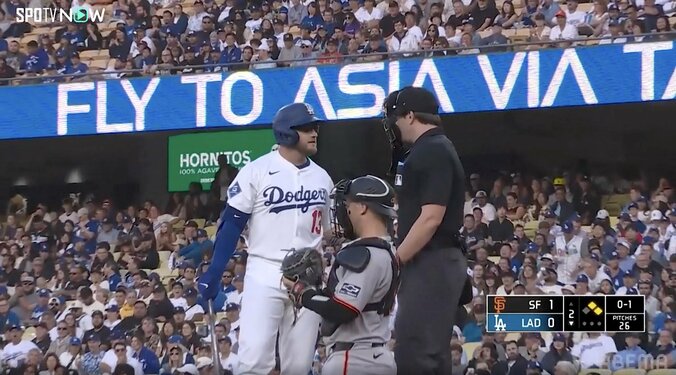 【写真・画像】ド軍マンシーが怒り心頭！審判に詰め寄り猛抗議、ロバーツ監督もベンチで“激昂” 微妙なスイング判定に球場騒然　1枚目