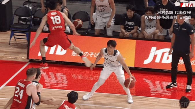 八村塁の“退場ジェスチャー”に爆笑！馬場雄大の“アクシデント”に「アンスポは仕方ない」「なんだこれw」【バスケ日韓戦】 4枚目