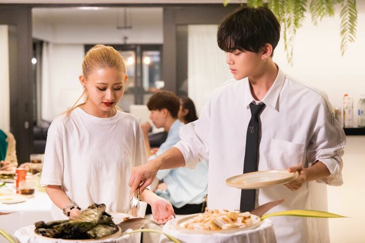 ミスターコン男子&JKギャル、手繋ぎでみんなの前に登場!メンバーがザワつき「ビビるくらい発展してる」『今日好き』サムイ島編第4話