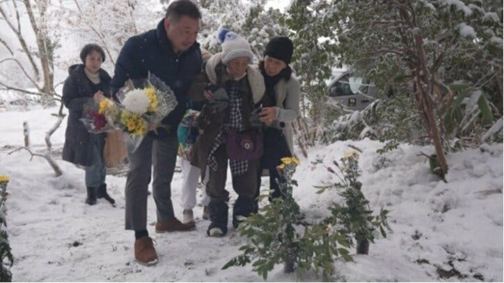 （初来日後、父親の墓参りをするロサリナさん）