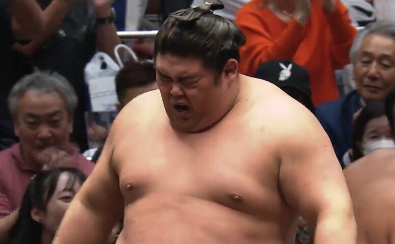 「腕が折れちゃう」伯乃富士、厳しすぎる“極め”に苦悶 ファンは“ヒヤヒヤ” 直後に逆転で館内は拍手喝采