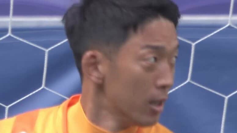 「変態や！」「W杯に選ぶしかない」元日本代表GK“超反応”で圧巻の神セーブ連発にSNS騒然「どこに打てば入るんですか？」