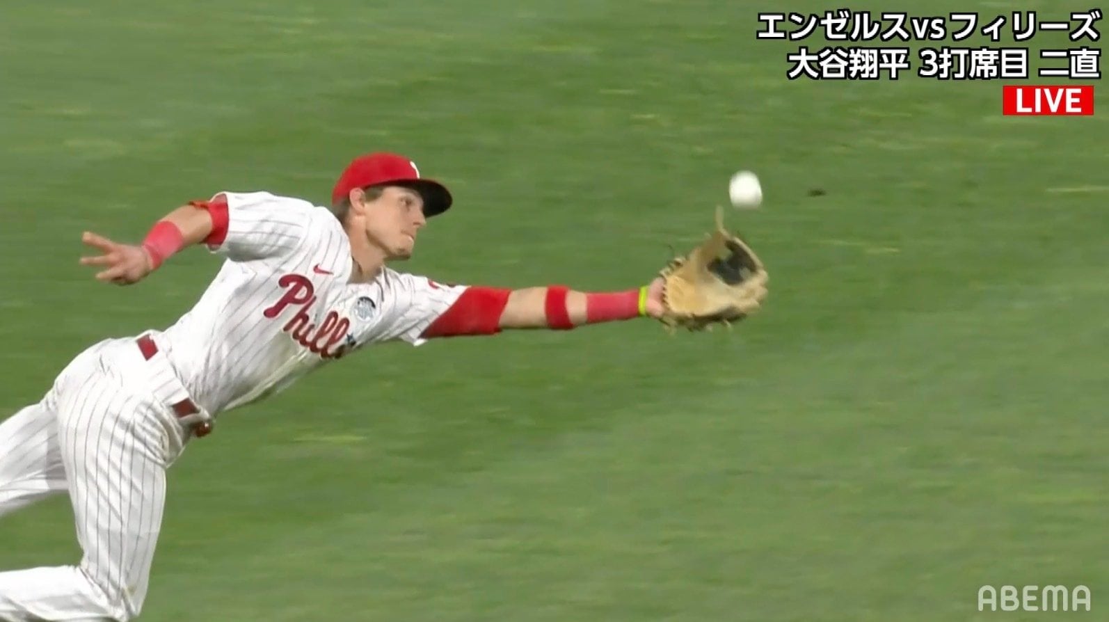 大谷翔平のライナーを好捕し笑顔を見せた直後 トラウトの打球をダイビングキャッチしたフィリーズ二塁手にアクシデント Abema Times Mlb フィリーズ10 0エンゼルス 6月3日 ｄメニューニュース Nttドコモ