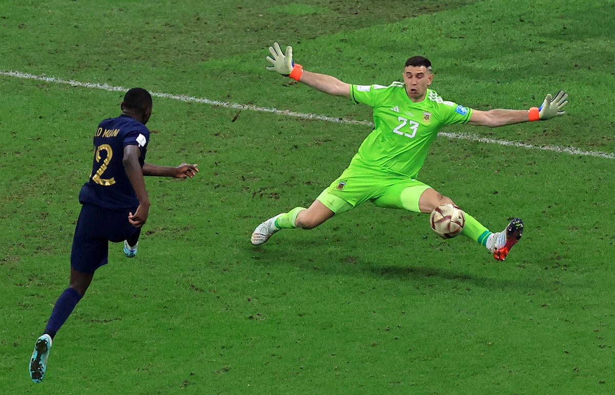 史上最高のセーブ」「神の脚」アルゼンチン代表GKマルティネスが優勝