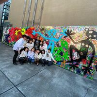 「思いがカタチに」香取慎吾、完成した巨大壁画前で学生たちと記念ショット