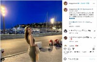 マギーの美しいボディライン露わなタイトワンピ姿にファン絶賛「絵になります」「見返り美人」