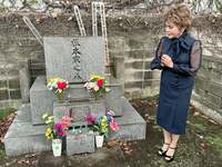 デヴィ夫人『お彼岸の お墓参り』