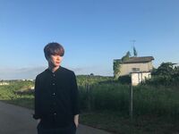 宮沢氷魚、黒シャツ姿で涼しげな表情浮かべながら呟く「暑い…暑すぎる…」