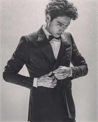 「手の血管も真剣なお顔も全てが完璧」岡田健史の“モノクロ”タキシード姿にファン称賛