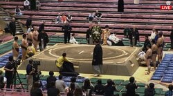 「えぇ！ 前相撲からいる」大相撲、朝一番から鎮座するミュージシャンの姿に驚き 正座で背筋“ピン” ひと際の存在感