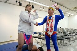 路上プロレス、藤沢で大パニック！男色ディーノ、マック赤坂にキス誤爆