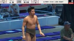 ぜい肉“ほぼ皆無”細マッチョ力士、78キロ重たい相手を土俵際でぶん投げた 耐える…動く…繰り広げられた“死闘”に館内大沸騰