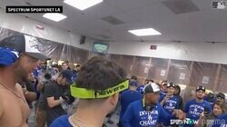 大谷翔平が、由伸が、朗希が…シャンパンの美酒に酔いしれた「最高の一日」初体験の佐々木朗希は“キケ”から集中砲火の場面も