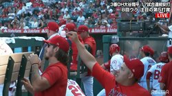 実況もニヤリ「試合中に遊んでいました」大谷翔平の同僚投手、仲間の帽子にガムをつけるいたずらでニッコニコ「犯人はスアレスか」「やっとんねんｗ」