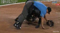 守備妨害？の問題プレーに球審が走者と激突＆転倒 ハプニング連発のプレーに川崎宗則氏「やってる！やってる！」とテンションMAX