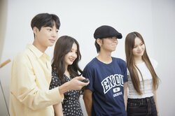 肩を抱いて密着…Nizi Project出身の日本人女子高生ら、韓国人彼氏とのセルフィー撮影で思わず照れ笑い『ロマンスは、デビュー前に。』最終回