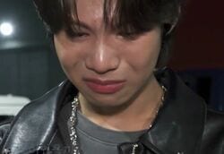 バンドメンバーでただひとりだけが脱落…21歳ギタリストがステージ裏で大号泣「僕のほぼすべてだった」チームメイトも絶句「目を合わせることができなかった」