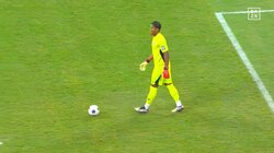 卑劣！中国戦で顔面狙いの執拗なレーザー攻撃「スポーツ以前の問題」GK鈴木彩艶の目元に連続照射！一歩間違えれば失明の危険性も