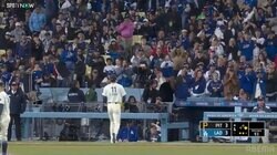 「よくやったぞ！」佐々木朗希に本拠地ファンが“総立ち”大歓声を送る…ロバーツ監督も笑顔で握手 “粘投”を称えた特別な瞬間