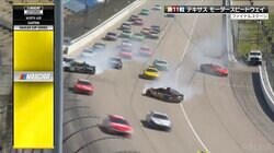 1台のスピン→6台絡む多重クラッシュ勃発！大混乱の引き金「マクド撃墜王」の軽い接触で「グッチャグチャ」