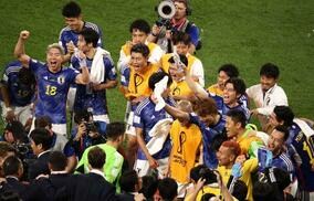 「日本のヒーローたちの帰国」W杯公式も空港での日本代表フィーバーに注目！「彼らは値する」「このチームを本当に尊敬している」