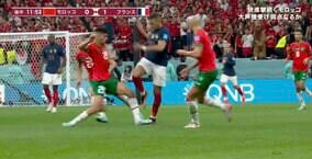 怪物エムバペを封じろ！スパイクが踏まれて、靴ヒモがちぎられる衝撃タックル