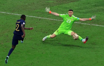 史上最高のセーブ」「神の脚」アルゼンチン代表GKマルティネスが優勝