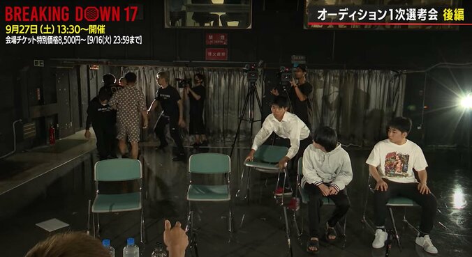 散乱した椅子を整理する健飛