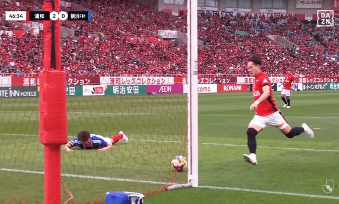 【写真・画像】衝撃の３％！ 堂安律の“股抜きスーパーゴール”に現地実況も大絶叫「グレイトフィニッシュ」「振り速い」「あの密集で決めるとは…」今季９得点目の決定的瞬間　1枚目
