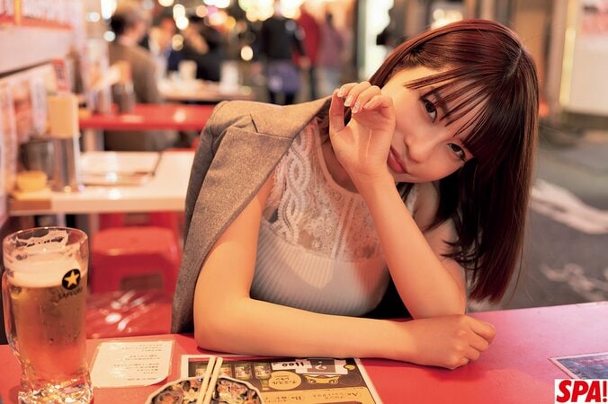“中学の同級生が芸能人に…” レジェンドグラドル・岸明日香の色気を妄想デート撮 『週刊SPA！』表紙登場 1枚目