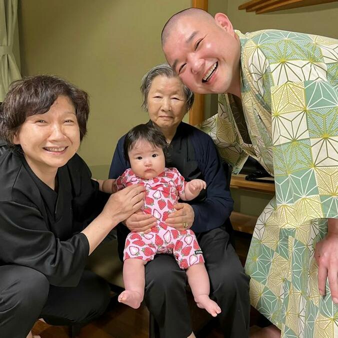  内山信二の妻、夫の曾祖母らとの親子3世代ショットに「同じ顔だー」  1枚目