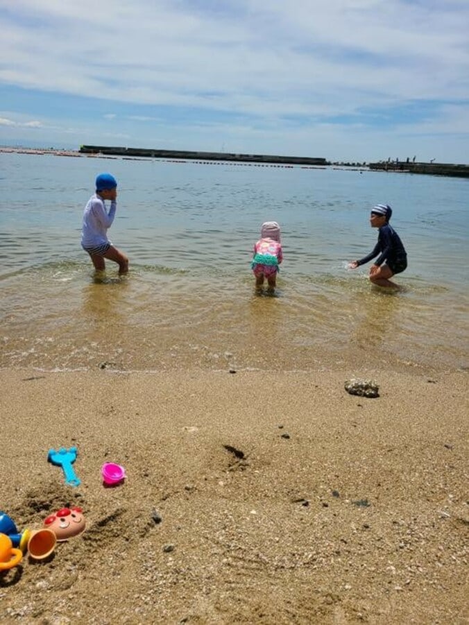  小原正子、子ども達とビーチを訪れ旅行気分を満喫「海日和ないい天気！」  1枚目