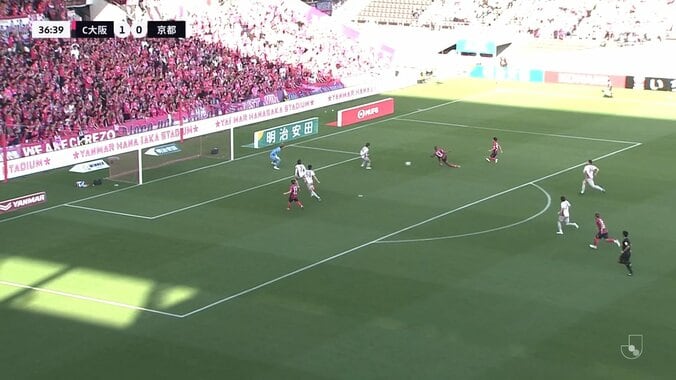 嘘だろ？“ゴールライン上のマジシャン”が衝撃ヘッドで“神クリア”「凄すぎやろ」「ベストセーブきた！」 5枚目