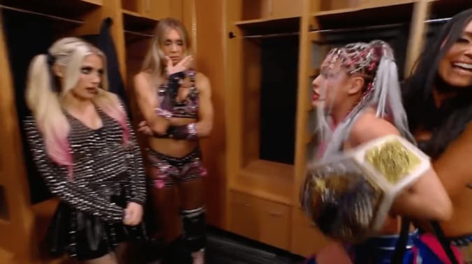 アレクサ・ブリス（写真左）にあしらわれたジュリアがブチギレ