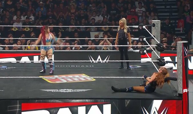 「めっちゃ美人レフェリー」注目の一戦で思わぬところにファン熱視線「ギャルレフェリー」「レフェリーかわいい」 2枚目