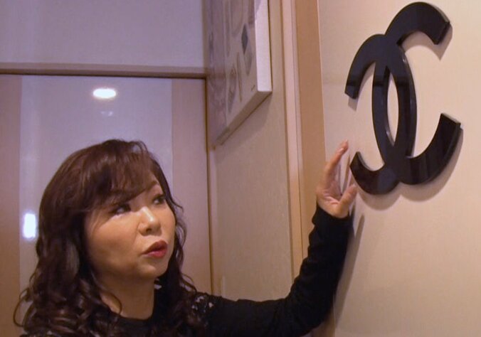 【写真・画像】“総額1億円超え”ハイヒール・モモコ、自宅の「シャネル部屋」を公開 カバンには名前も　1枚目