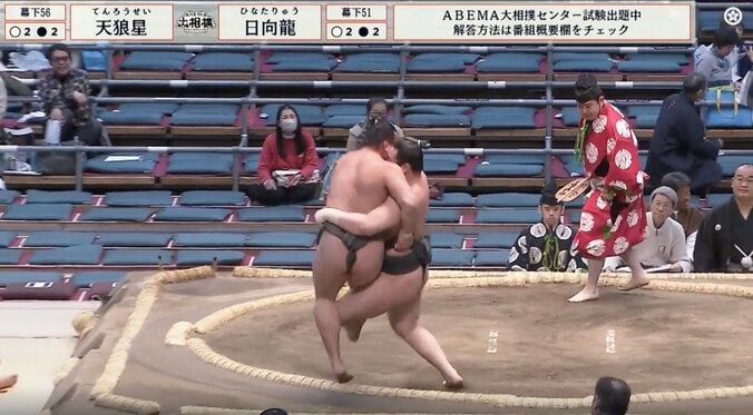 「危なすぎんだろ」両力士が土俵外へ吹っ飛び観客も転ぶ 白熱の熱戦が“ヒヤリ”一転…騒然の瞬間 4枚目