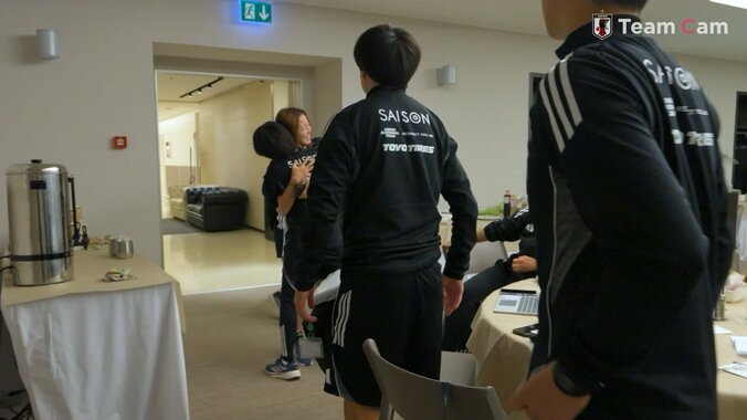 「泣けてきた」なでしこ復帰の清水梨紗と遠藤純、チームメイトと感動ハグ「待ってました！」「秘密兵器だ」再会の舞台裏が話題 4枚目