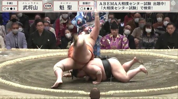 体重194キロの巨漢力士が相手力士をお尻でプレス　足を滑らせたことが招いた“珍光景”に相撲ファン騒然「重そう」「大丈夫!?」 1枚目
