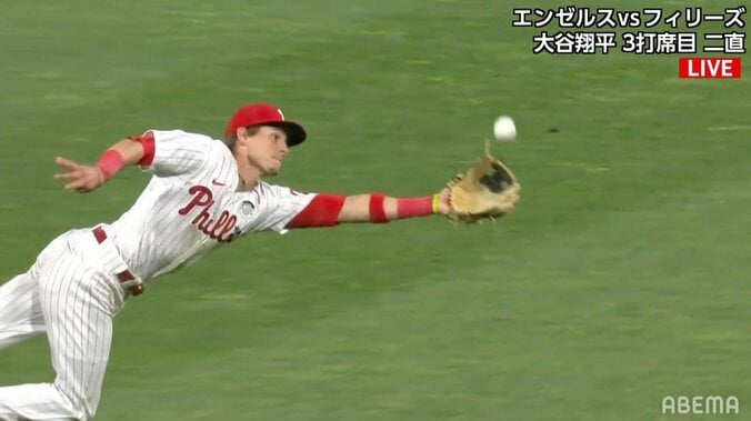 大谷翔平のライナーを好捕し笑顔を見せた直後…トラウトの打球をダイビングキャッチしたフィリーズ二塁手にアクシデント 1枚目