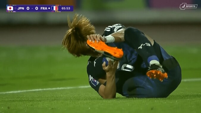 「そりゃキレるわ」日本代表10番が“爪先を踏みつけ”被害→レッドカード要求「大関くんに何してくれるんや」ファンも激怒【U-20W杯】 5枚目