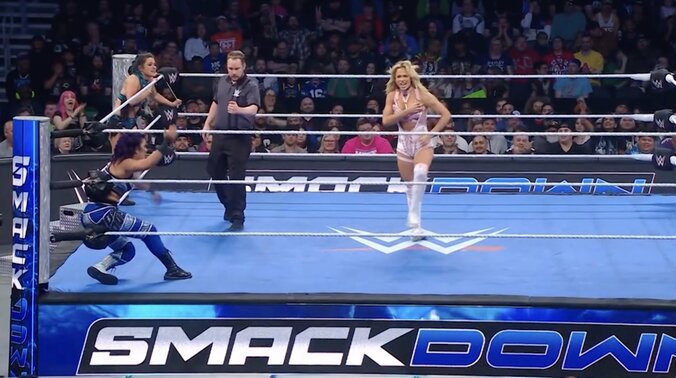 サスペンダーを下ろして気合い十分のマキシン