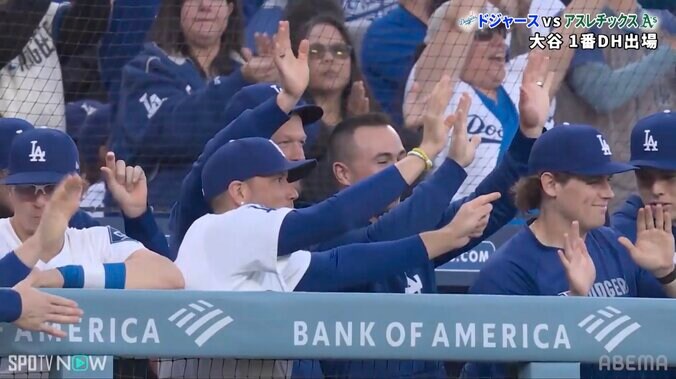 【写真・画像】どんなもんじゃい！ド軍4番・マンシーの一発にベンチが歓喜　復帰目前のカーショーも姿見せ“破顔”、ロハスの隣でニッコリ　1枚目