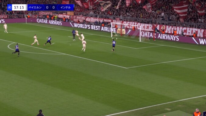 世界熱狂！ インテル黄金コンビの“おしゃれテク２連発ゴラッソ”に騒然「クレイジーな連携」「過去10年で最高のゴール」ラウタロ＆テュラムがバイエルン粉砕の瞬間 5枚目
