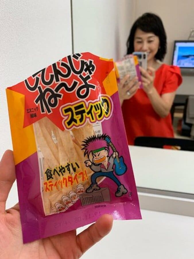 東尾理子、渋野日向子選手のお気に入りの駄菓子を試食「意外にピリっとしててびっくり」 1枚目