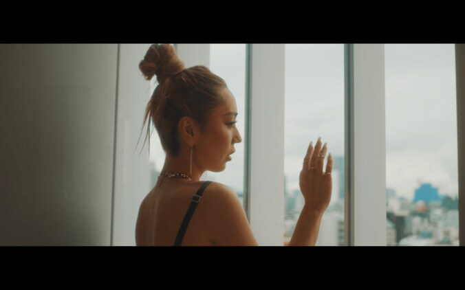 R&Bシンガー E.R.IのNEW EPより Yo-Seaを客演に迎えた「Low key」のMV公開！ 対象的な2つのロケーションで楽曲の雰囲気を演出。 1枚目