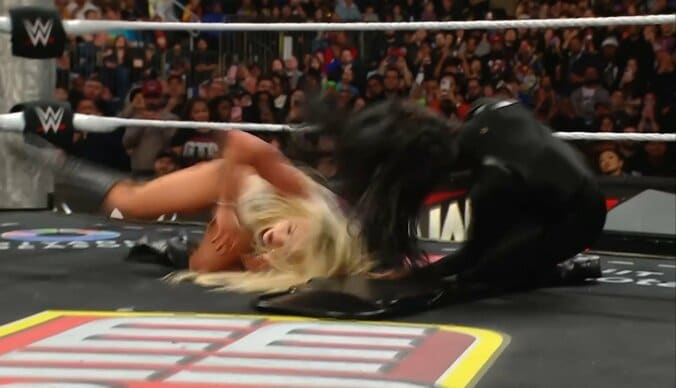 美しいお顔が… 女子王者の顔面を椅子に叩きつける“凶行”「これはまずい」実況ドン引き  3枚目